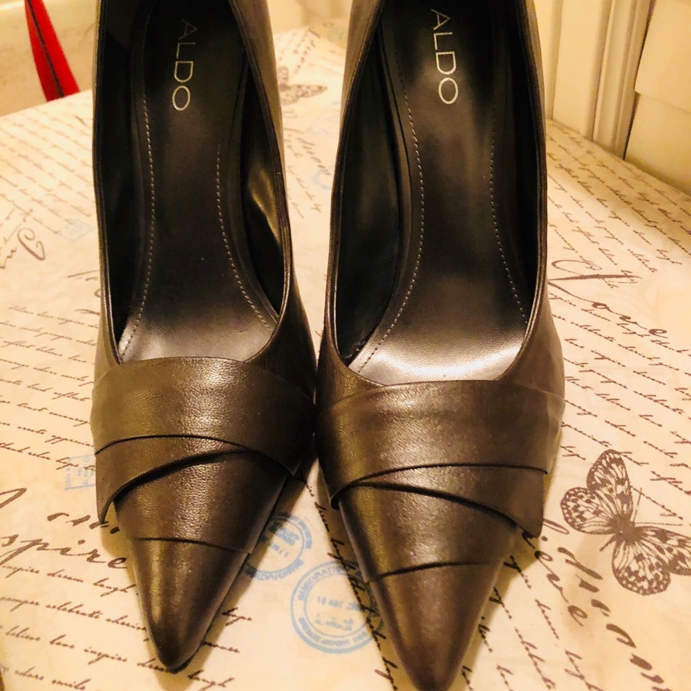 Aldo Size 10 Grey Pumps